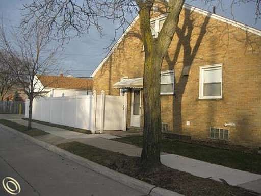 2nd image of 1476 Elm St