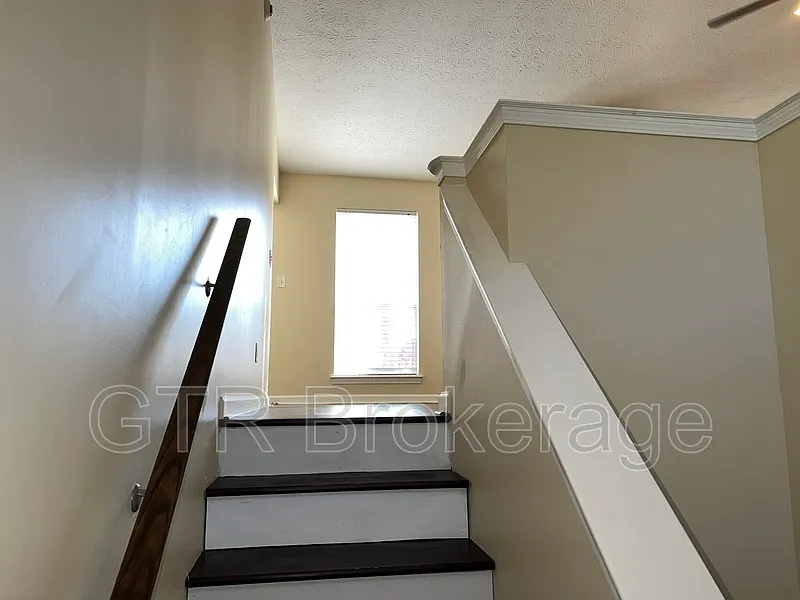 3 bed, 2.5 bath, 1920 sqft, $1,950 — Photo 4
