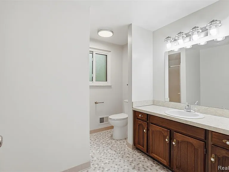 1880 Welling Dr — Photo 23