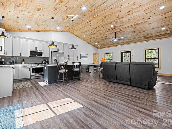 4th image of 162 Shady Oak Ln