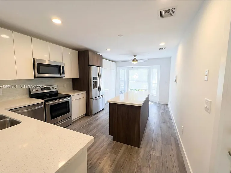 1145 W Lake St — Photo 9