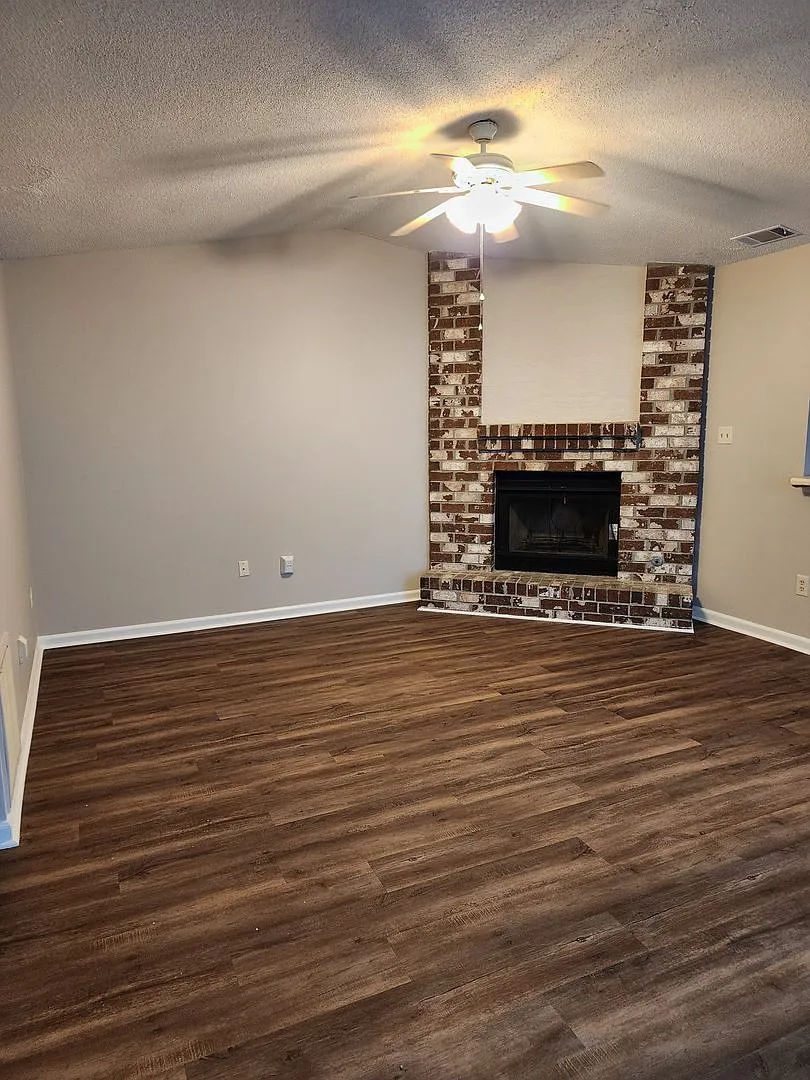 **Available Mid- September** Spacious 2 bedroom 2 bath townhome with walk in closets, fireplace, ... — Photo 3