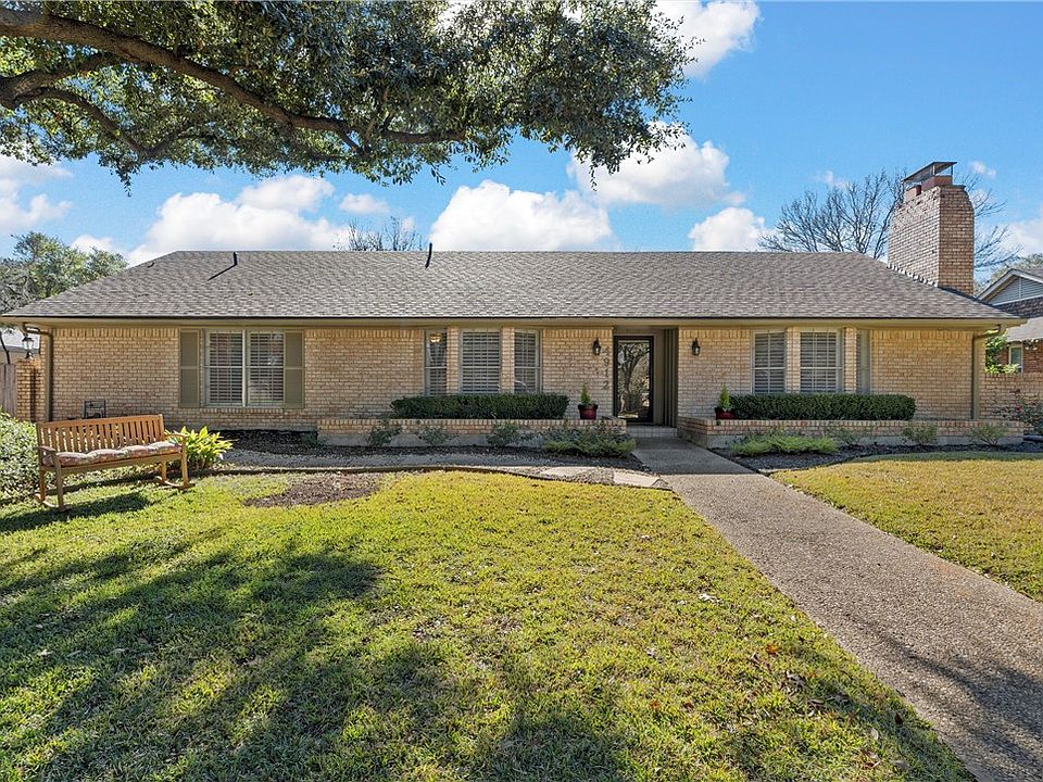 1st image of 4912 Lake Hurst Dr