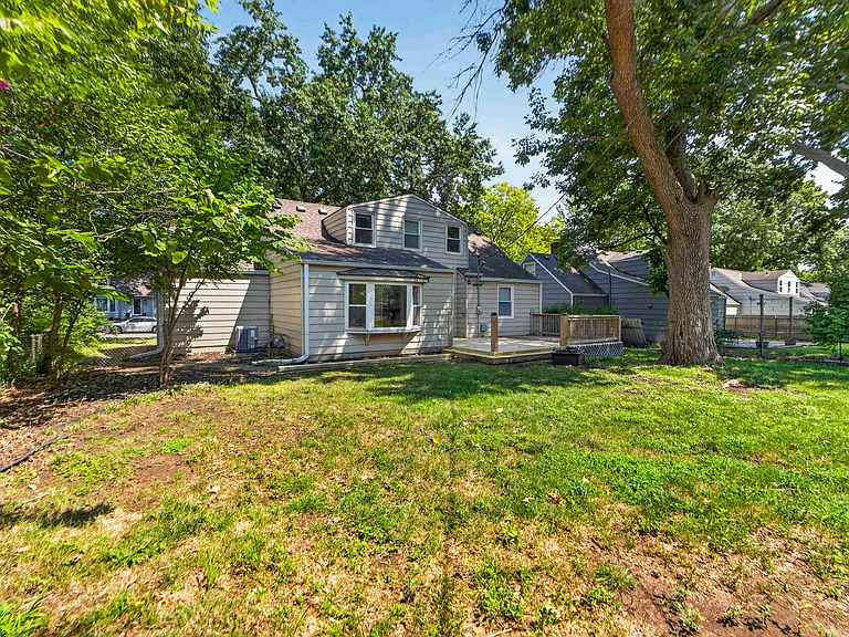 7318 Rosewood St — Photo 43