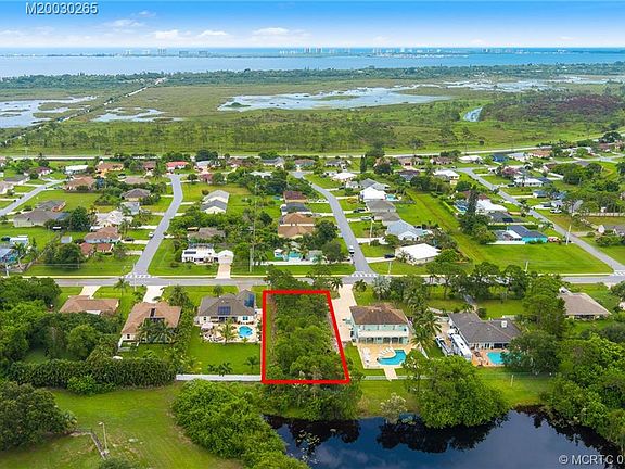 5th image of 2811 SE Grand Dr