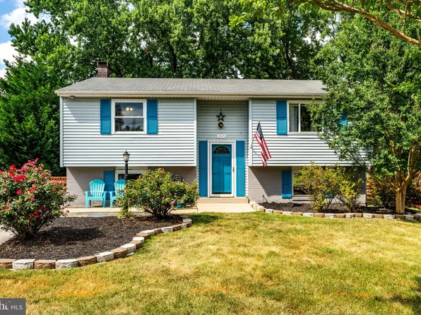 205 Chestnut Ct, Sterling, VA 20164