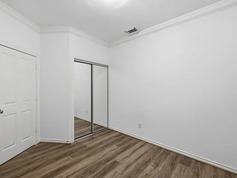 110 E Detering St — Photo 15