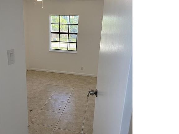 5th image of 611 SW 83rd Ave