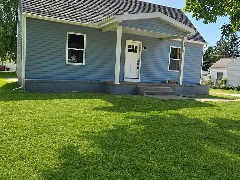 2210 Hampton Rd — Photo 2