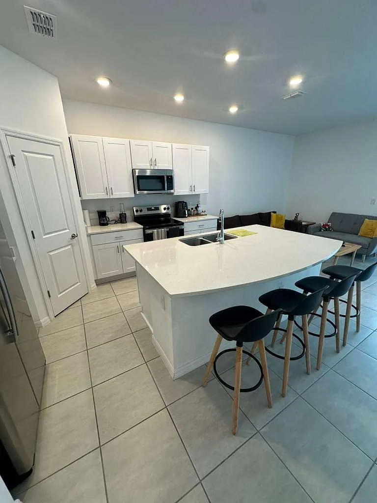 3 bed, 2.5 bath, 1407 sqft, $2,000 — Photo 3