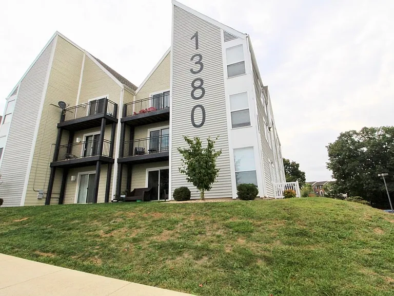 1380 Hunters Rd #I — Photo 2