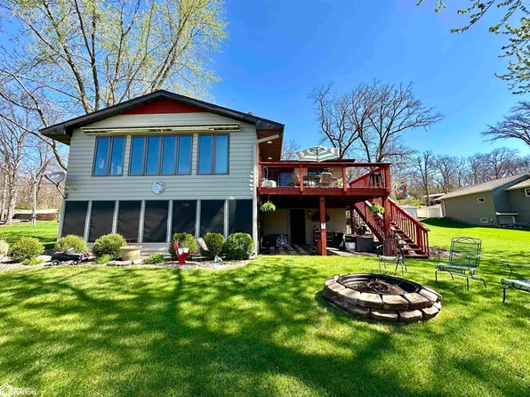 6143 NE Lakeshore Dr, Brooklyn, IA 52211