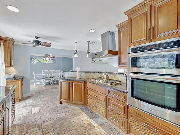 925 NE 25th Ave — Photo 11