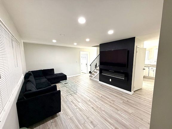 4th image of 819 Carrington Ave