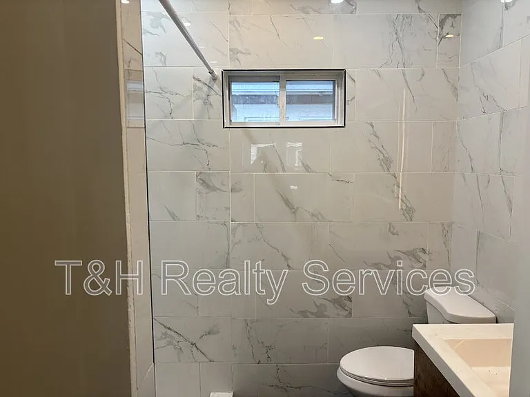 320 W 39th St — Photo 16