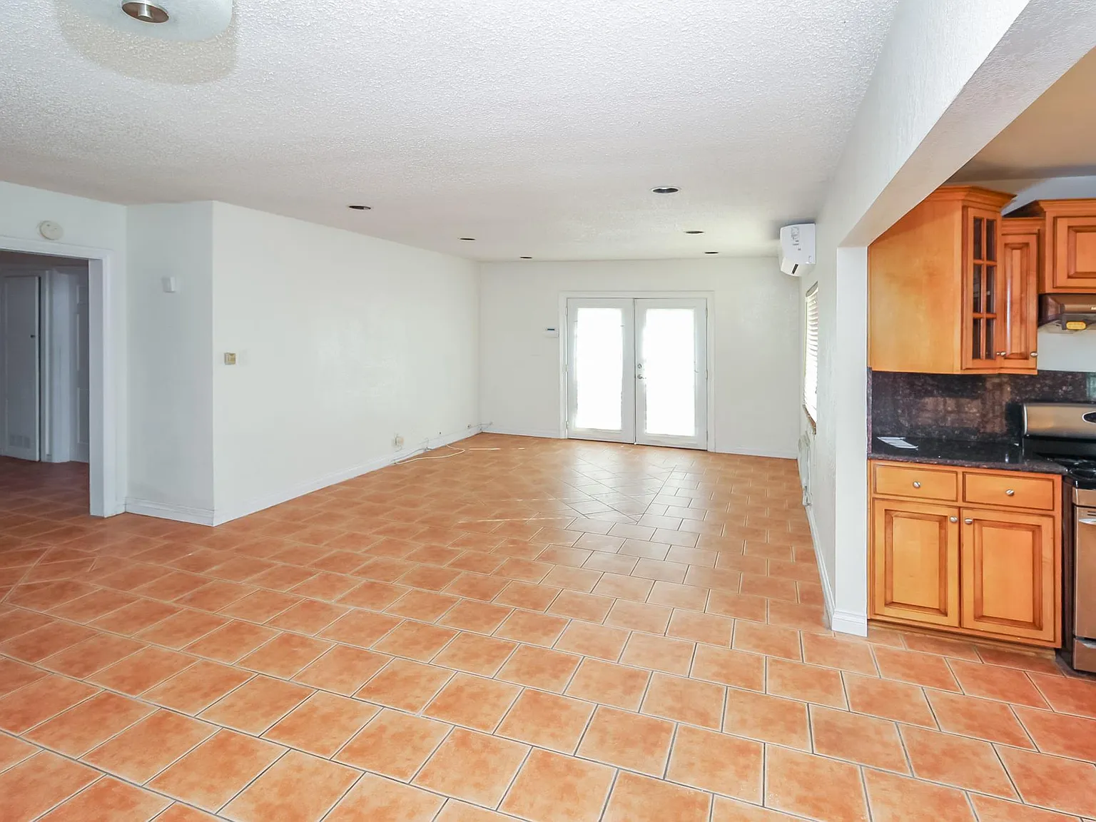 3 bed, 1161 sqft, $3,050 — Photo 3
