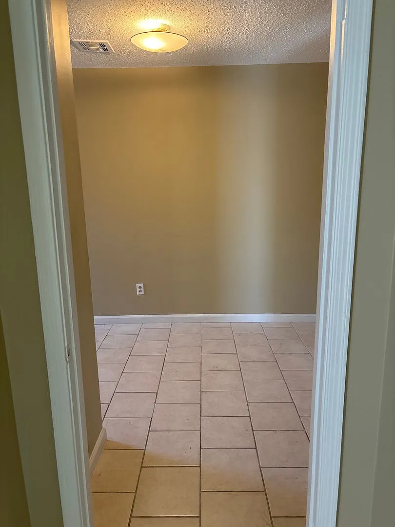 Building Photo - 633 Groveland Dr