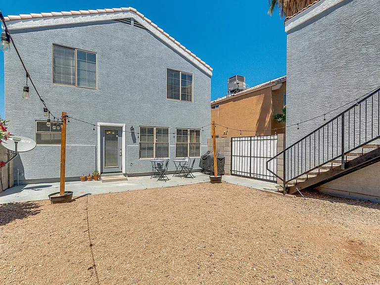 Backyard with gate access 

*Casita and garage is a separate rental. Gate will remain unlocked for landscaper and Casita tenant*