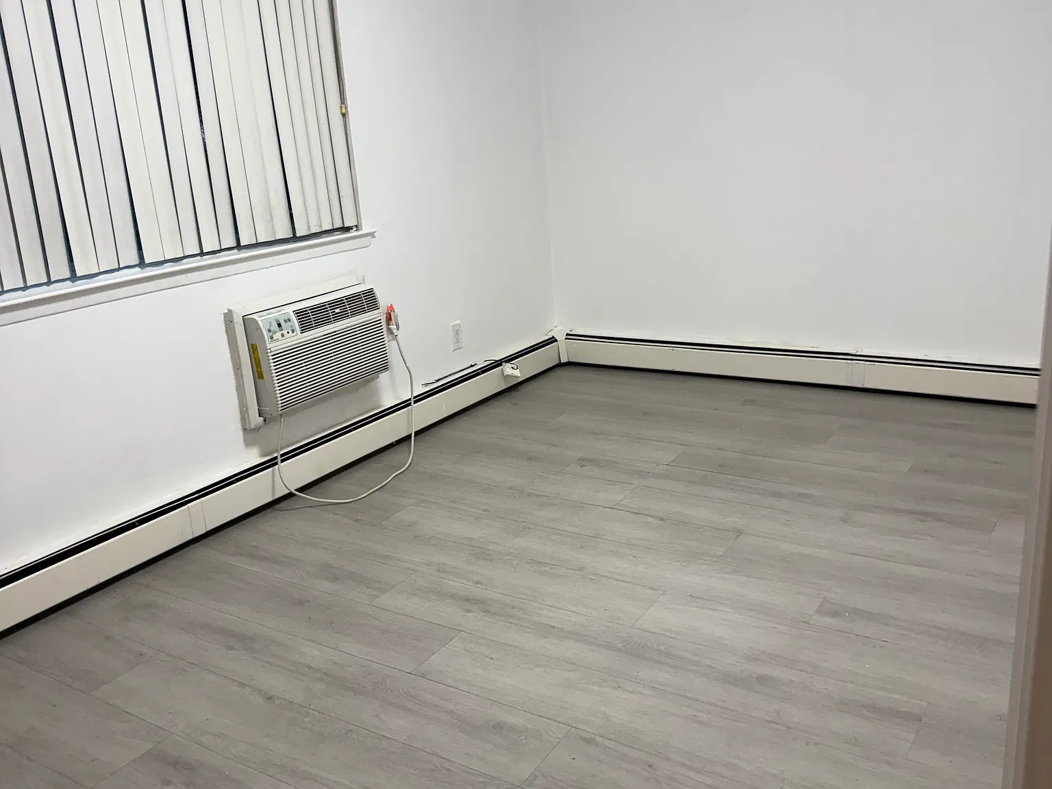 4 bed, 1.5 bath, 1200 sqft, $3,400 — Photo 3
