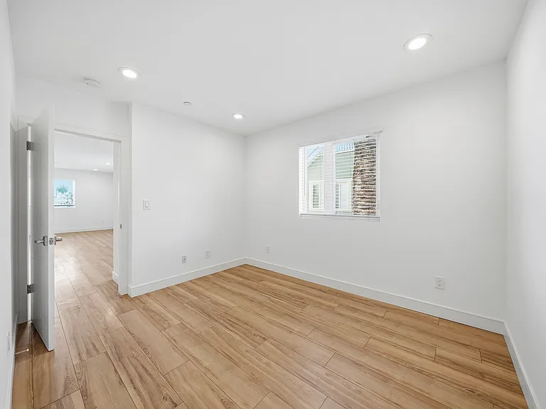 1235 1/2 W 39th Pl — Photo 20