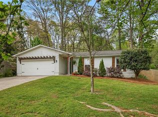 825 Lake Forest Cir, Roswell, GA