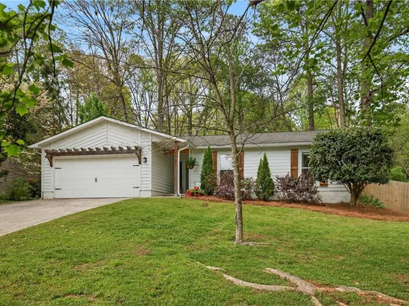 825 Lake Forest Cir, Roswell, GA 30076