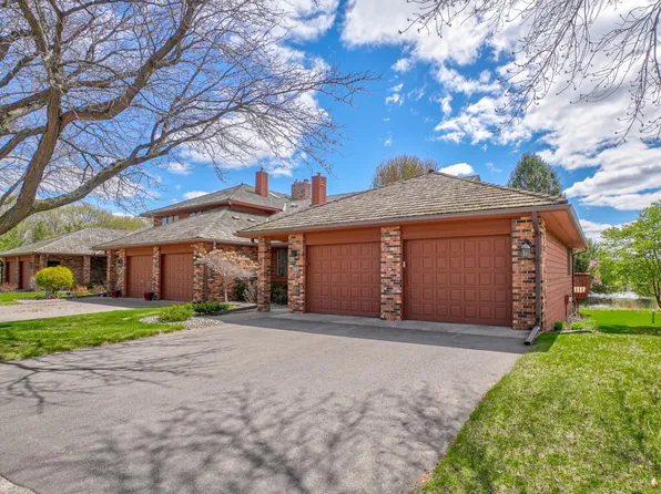 20 Anemone Cir, North Oaks, MN 55127