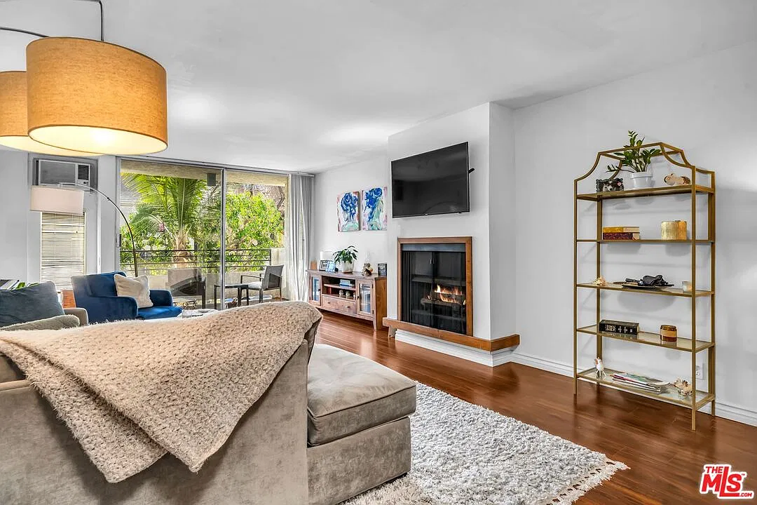 1 bed, 1.5 bath, 1081 sqft, $2,995 — Photo 4