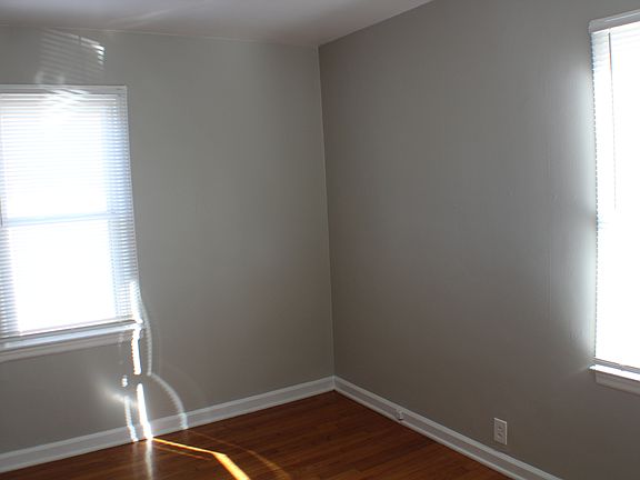 5th image of 904 Lawrence Ave