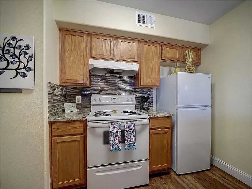 15002 Leeward Dr — Photo 3