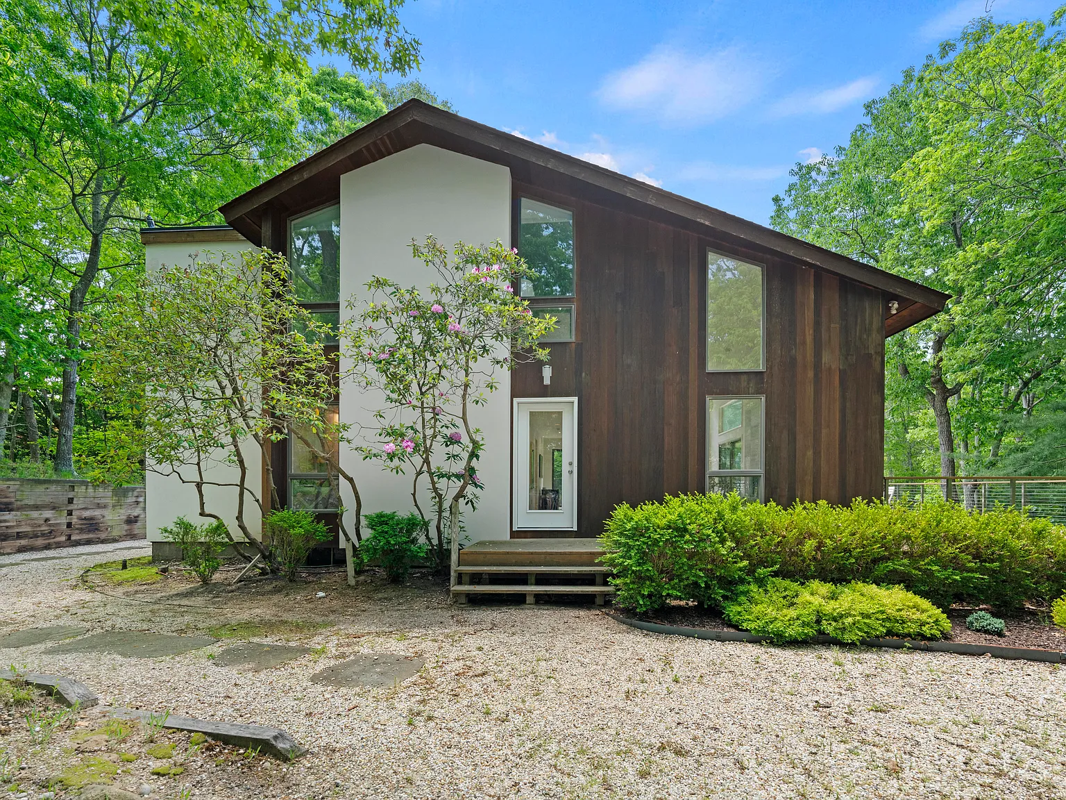 Modern Saltbox Close to the Bay! — Photo 2