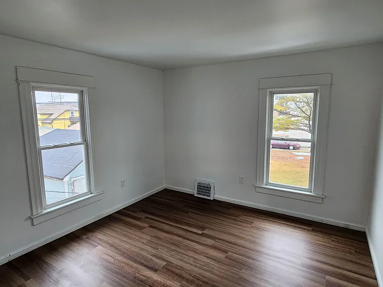 2320 Howe St — Photo 4