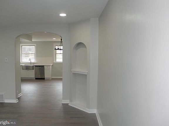5th image of 204 Devereaux Ave