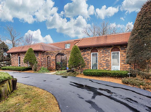 3rd image of 810 Brentwood Dr