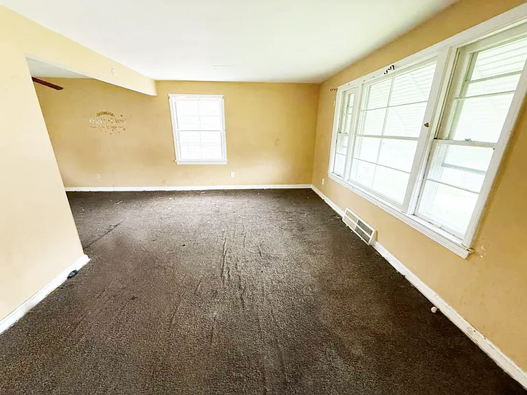 5470 Hollywood Ave — Photo 8