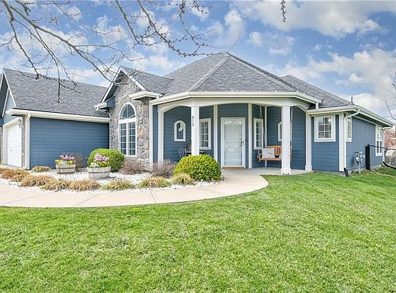 2nd image of 810 SW Lakeview Dr