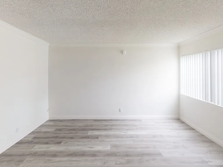 Radford Manor...BE PART Of THE TRENDY VALLEY VILLAGE!! CALL NOW! — Photo 11