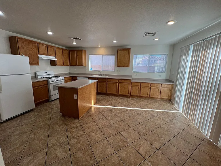 718 Thornford St — Photo 10