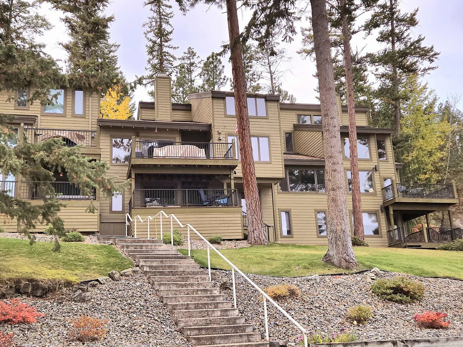 2 bed, 2.5 bath, 1595 sqft, $2,015 — Photo 2