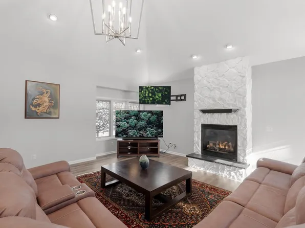 1910 Valley COURT, Grafton, WI 53024