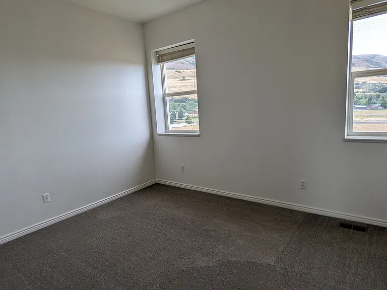 324 E Yellow Feather Dr — Photo 3