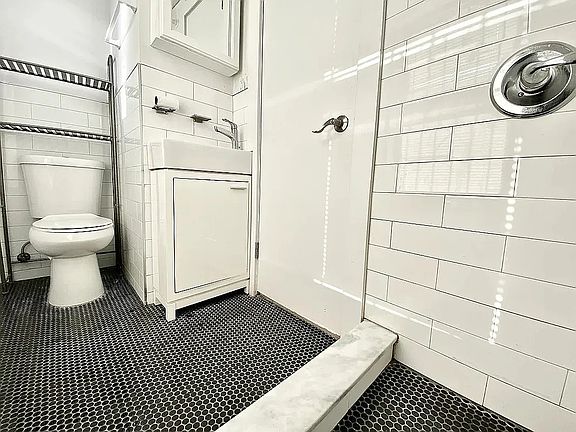 5th image of 406 W 39th St APT 5R