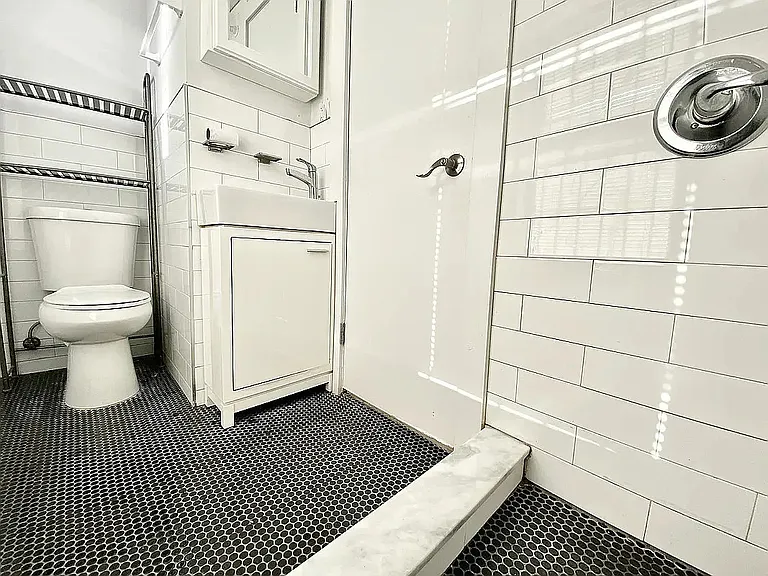 406 W 39th St #5R — Photo 5