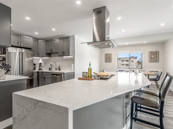 1075 Bernard Ave Unit 305, Kelowna, BC V1Y 6P7