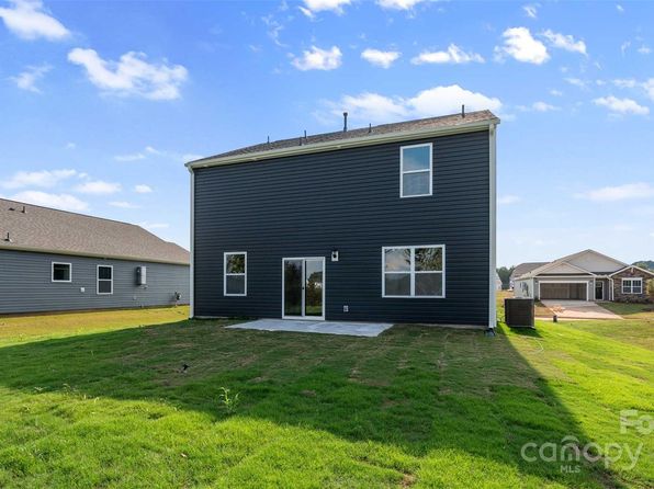 568 Country Oak Dr, Asheville, NC 28804