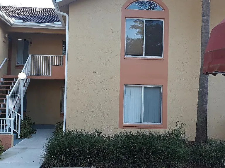 1081 Coral Club Dr — Photo 2