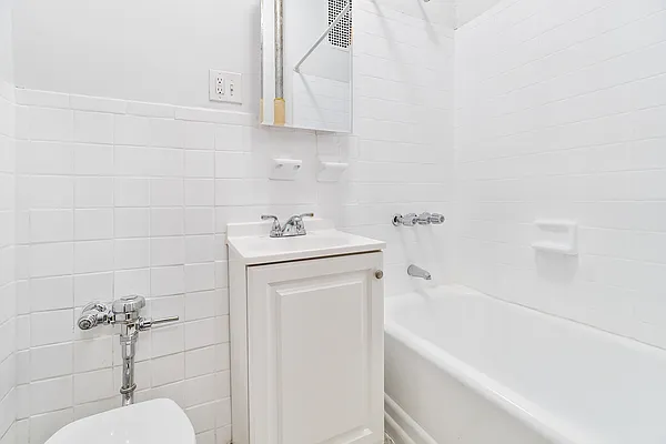 Rented by Avi Nash Associates | media 30