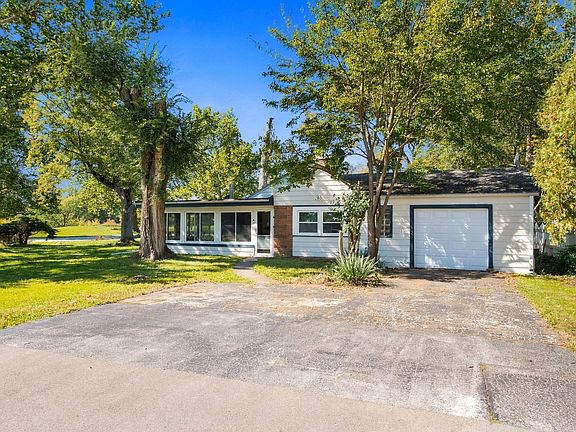 2nd image of 699 Saint Andrews Dr
