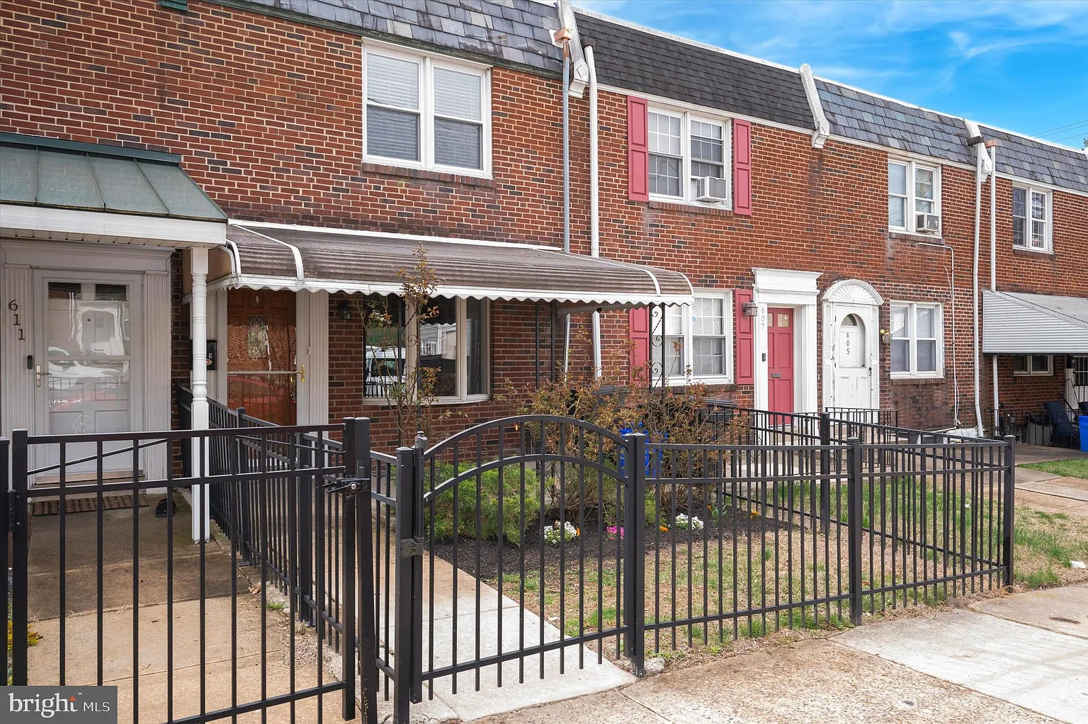 609 Dupont St photo 1