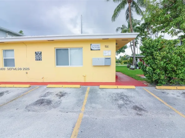716 NE 8th St #2, Hallandale, FL 33009